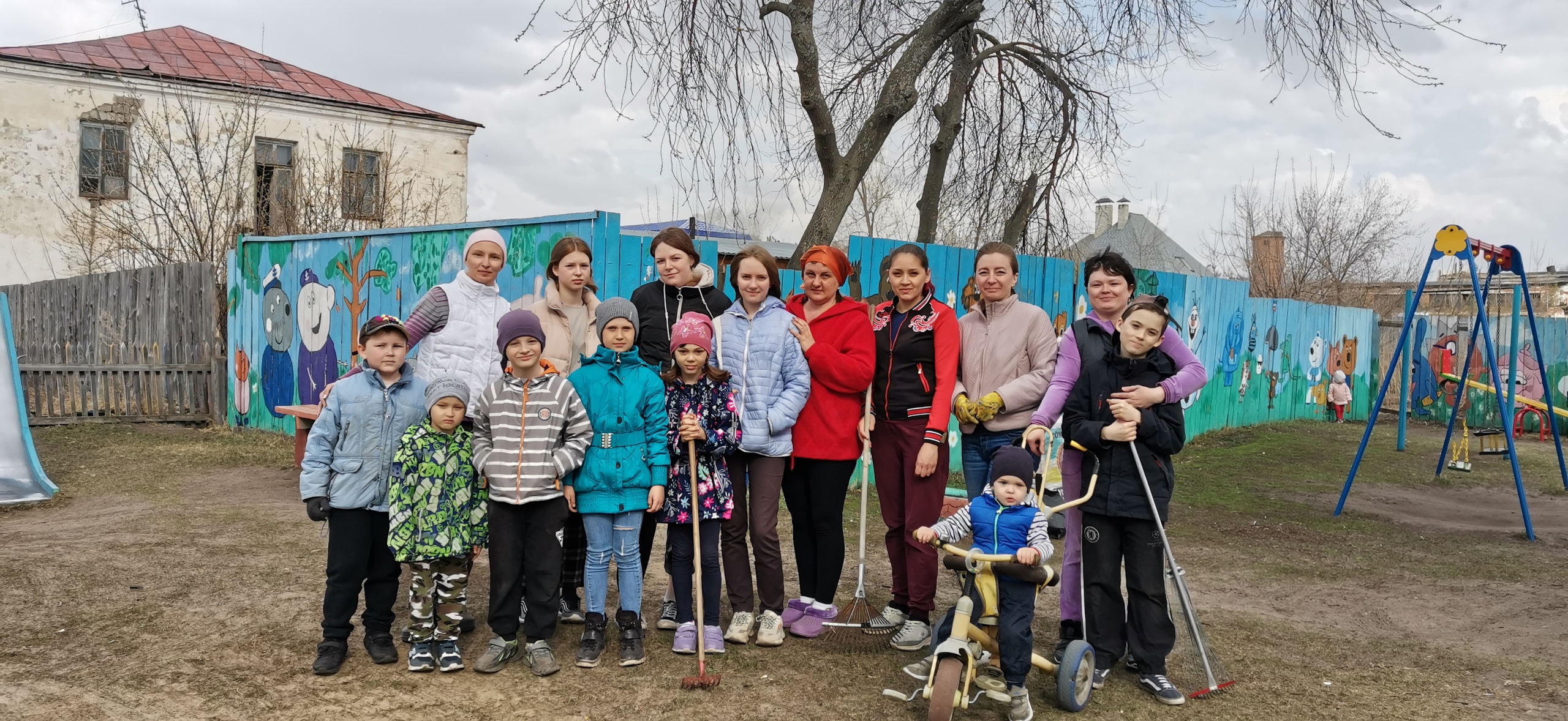 Субботник на детской площадке.