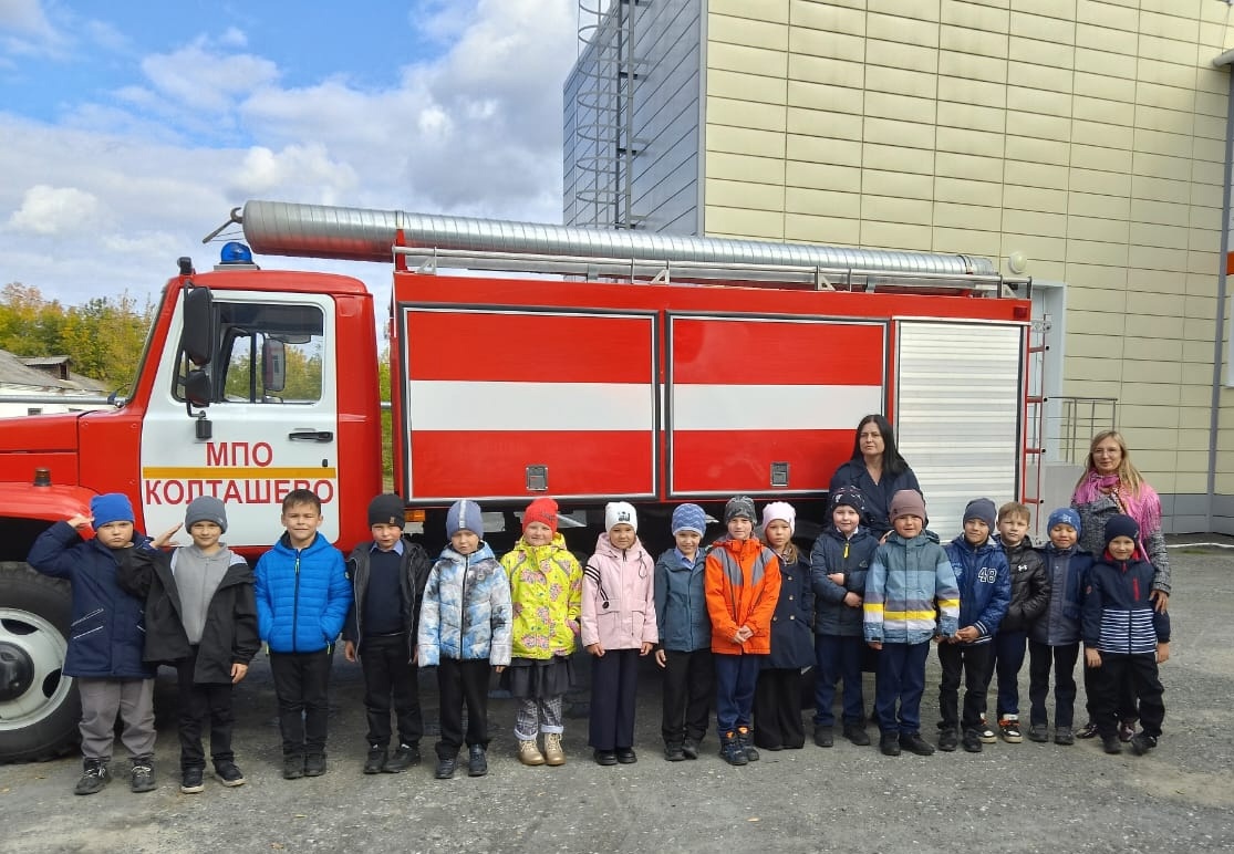Экскурсия к пожарной машине и беседа по пожарной безопасности.