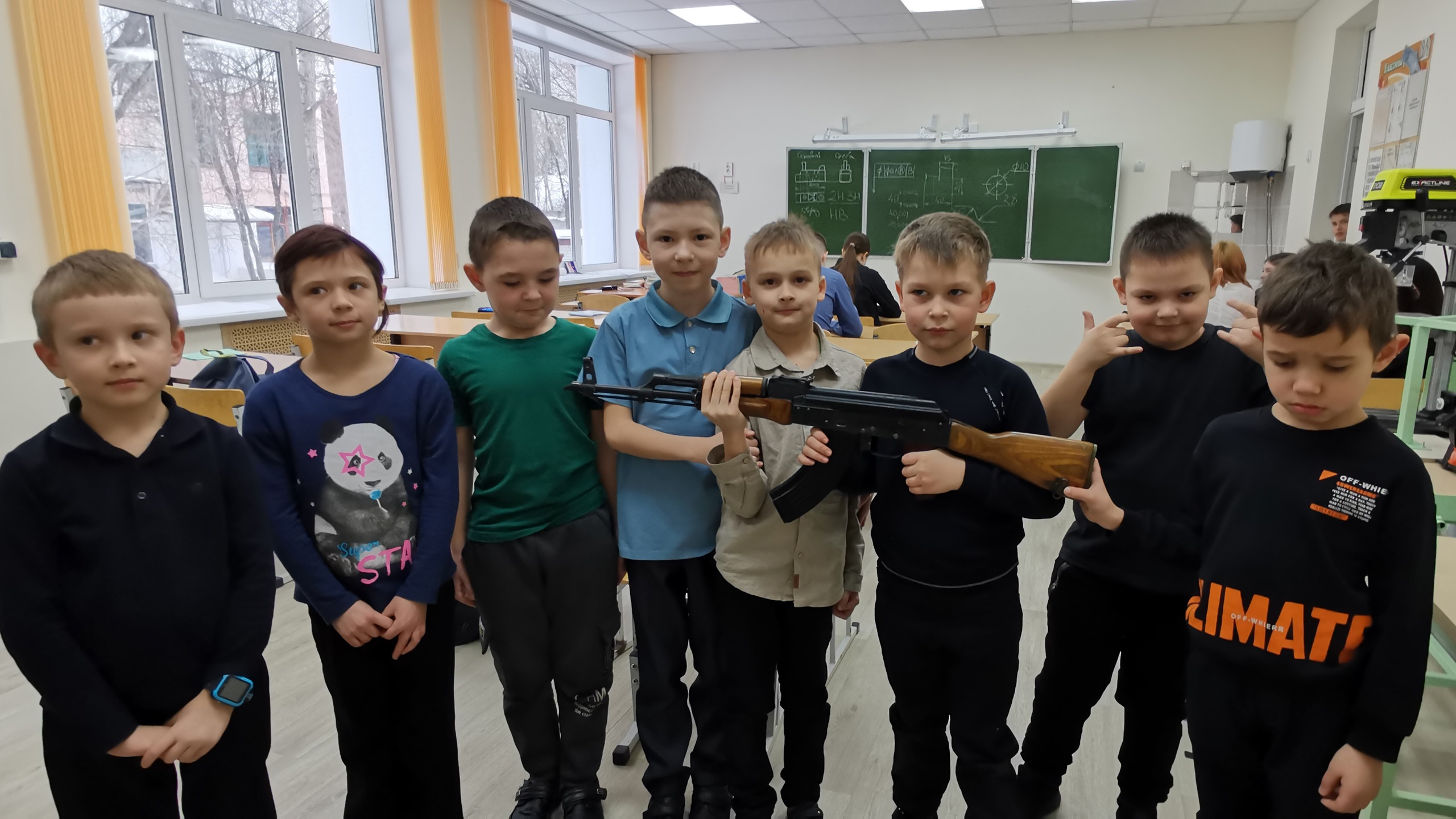 Знакомство с автоматом Калашникова.
