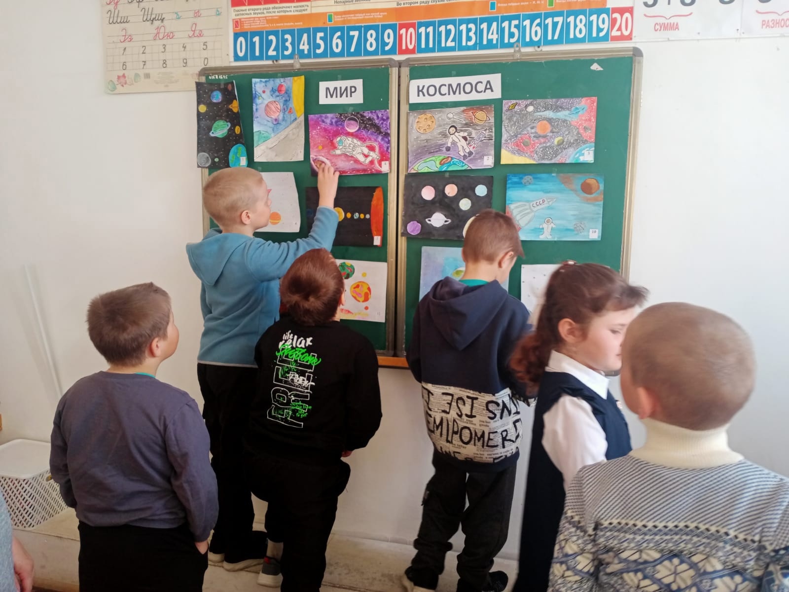 ????Выставка рисунков ко Дню космонавтики..