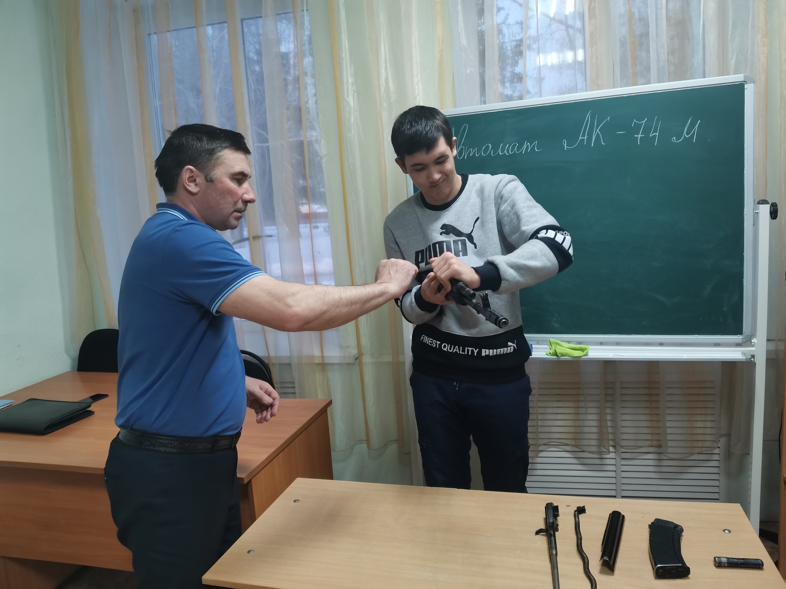 Учения для учащихся 10-11 классов по неполной разборке и сборке автомата АК-74М.